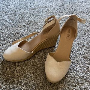 Me Too Blakely Wedge size 8